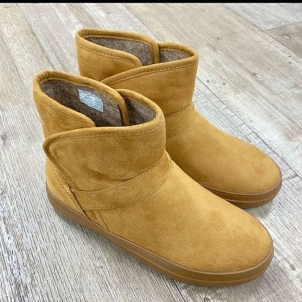 CROCS lodgepoint synth suede bootie size 5
